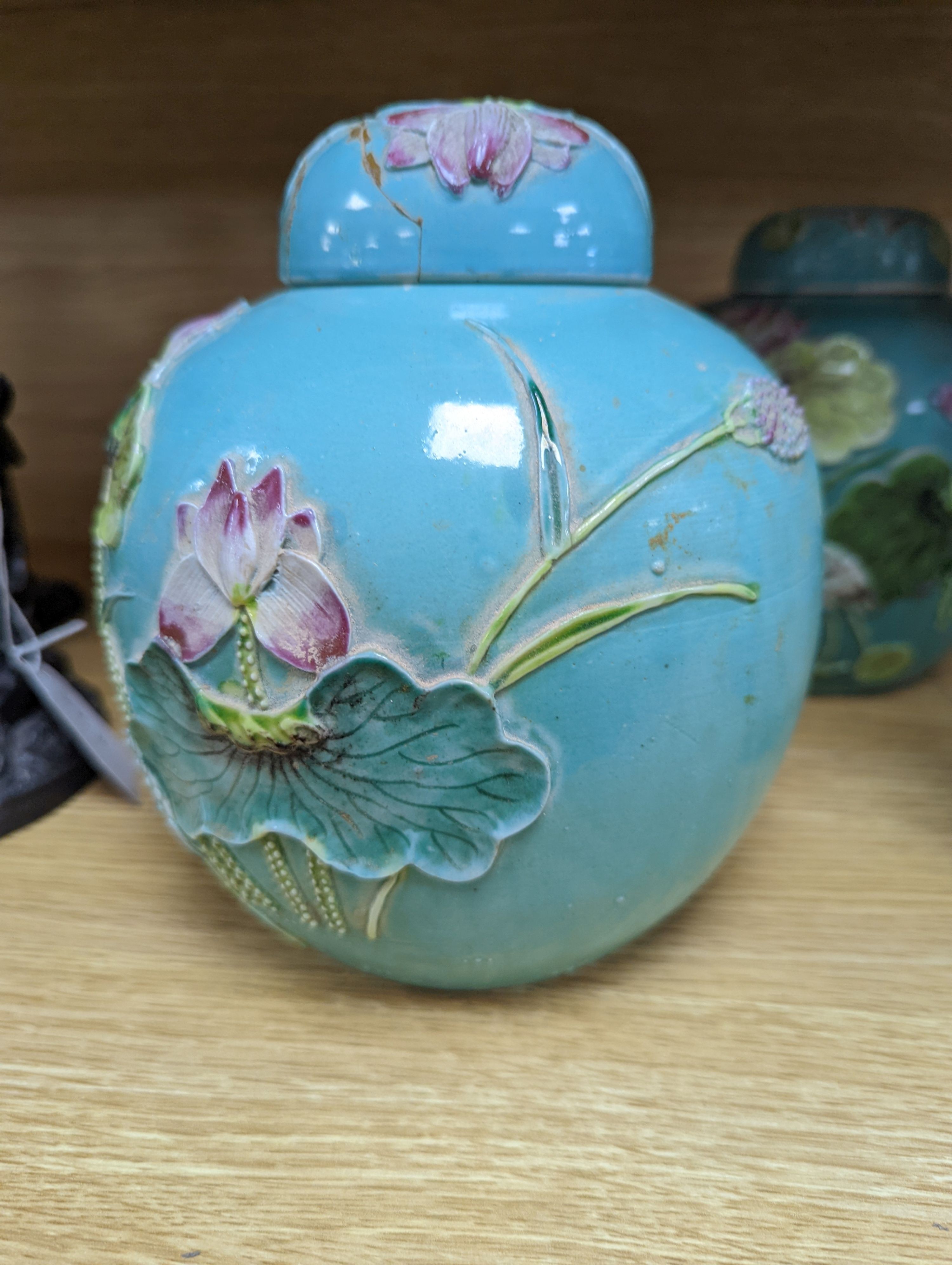 A pair of Chinese enamelled porcelain jars and covers, early 20th century, 17.5cm